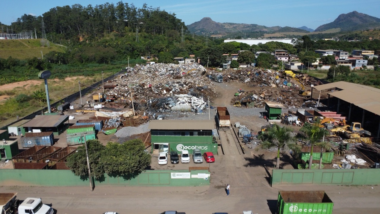 Pátio da Ecoferros, com materiais e equipamentos de reciclagem