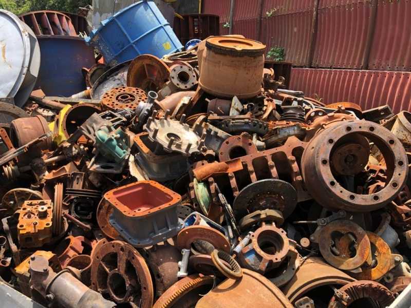 Lote de sucata de ferro fundido com carcaças e peças descartadas